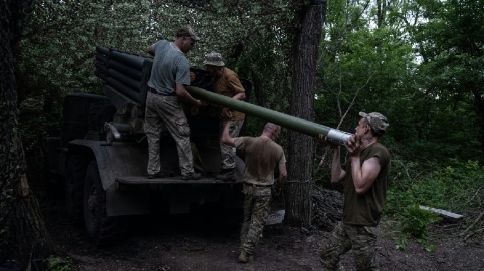  Ukraine offers lucrative fixed-term army contracts to woo recruits 