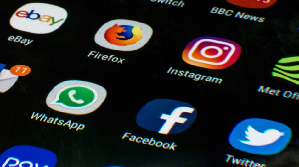  Un n&uacute;mero creciente de pa&iacute;ses proh&iacute;be las redes sociales a los menores 