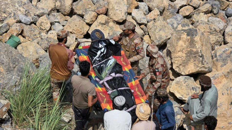  Al menos 40 muertos tras la ca&iacute;da de un autob&uacute;s por un barranco en Pakist&aacute;n 