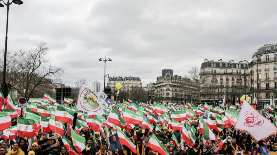 Mehrere tausend Iraner demonstrieren in Paris gegen die F&uuml;hrung in Teheran