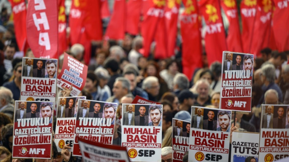  Thousands protest crackdown on media in Turkey 