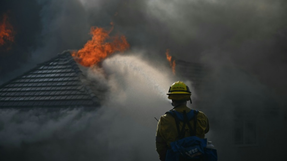  Incendio forestal de r&aacute;pida expansi&oacute;n arrasa mansiones en California 