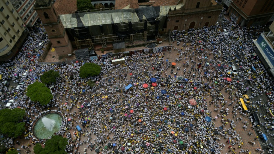 Milhares de pessoas protestam na Col&ocirc;mbia contra governo Petro