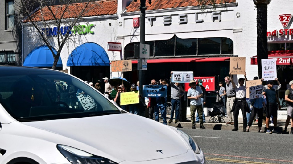 Trump dice que comprar&aacute; un Tesla en apoyo a su asesor Musk