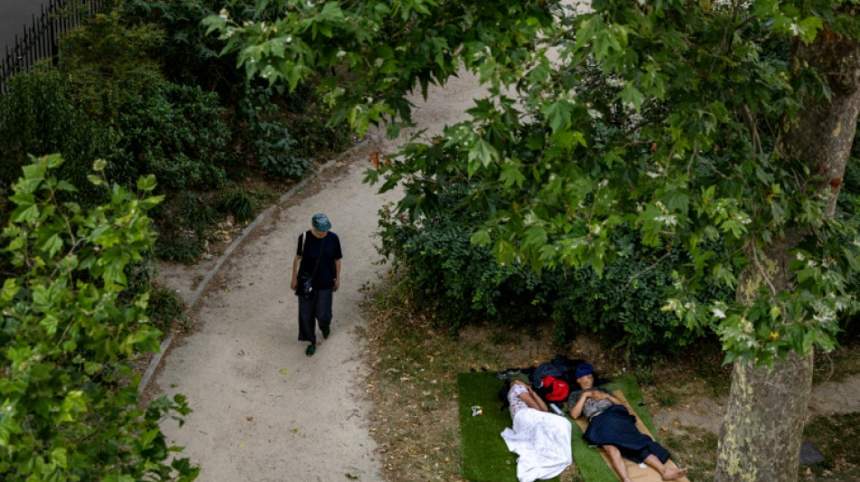 Los parques de Par&iacute;s se convierten en un "hotel" en la noche m&aacute;s calurosa 
