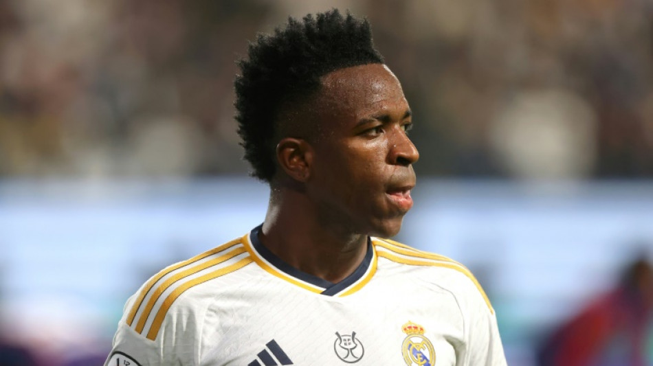 Den&uacute;ncia por insultos racistas contra Vini Jr. &eacute; arquivada por falta de identifica&ccedil;&atilde;o dos autores