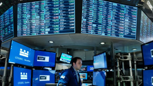 Wall Street conclut en petite baisse apr&egrave;s un solide mois de juillet