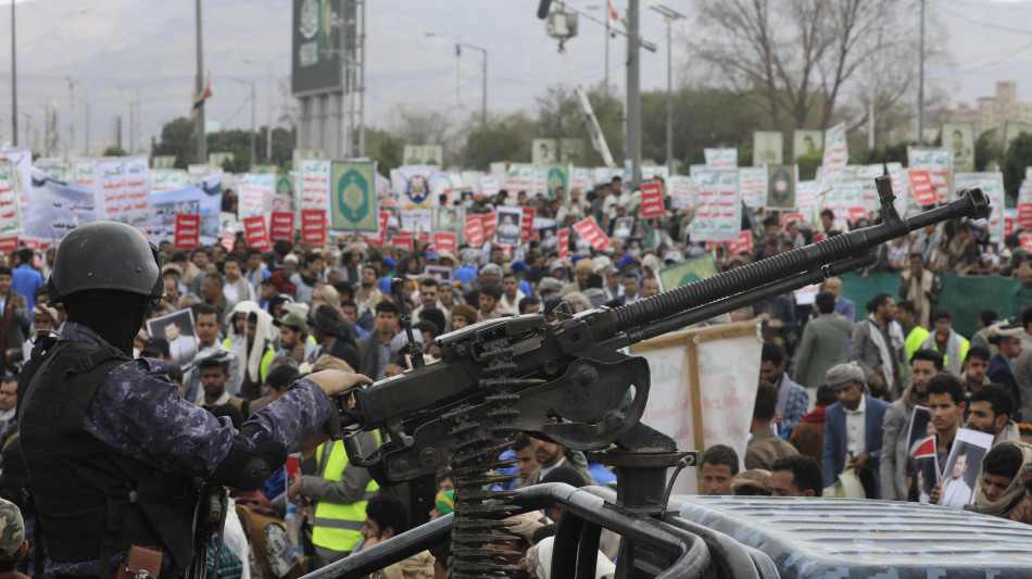  Migliaia di sostenitori degli Houthi in piazza a Sana'a contro l'Arabia Saudita 