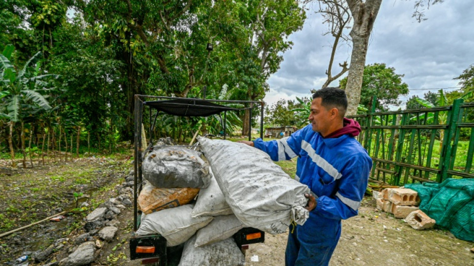  Cubanos recorrem a carv&atilde;o e energia solar para driblar crise energ&eacute;tica 