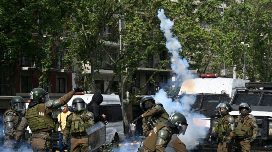  Confrontos entre estudantes e pol&iacute;cia no Chile em protesto contra poss&iacute;veis cortes na educa&ccedil;&atilde;o 