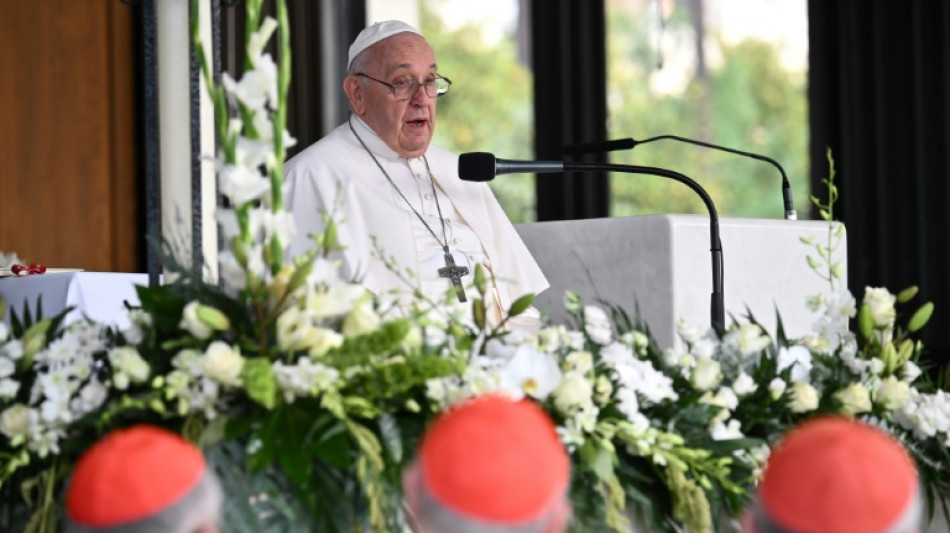 El papa realiza una r&aacute;pida visita a F&aacute;tima ante 200.000 fieles