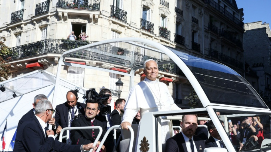  Sous le ciel immacul&eacute; de Paris, le "passage formidable" de la papamobile de L&eacute;on XIV 