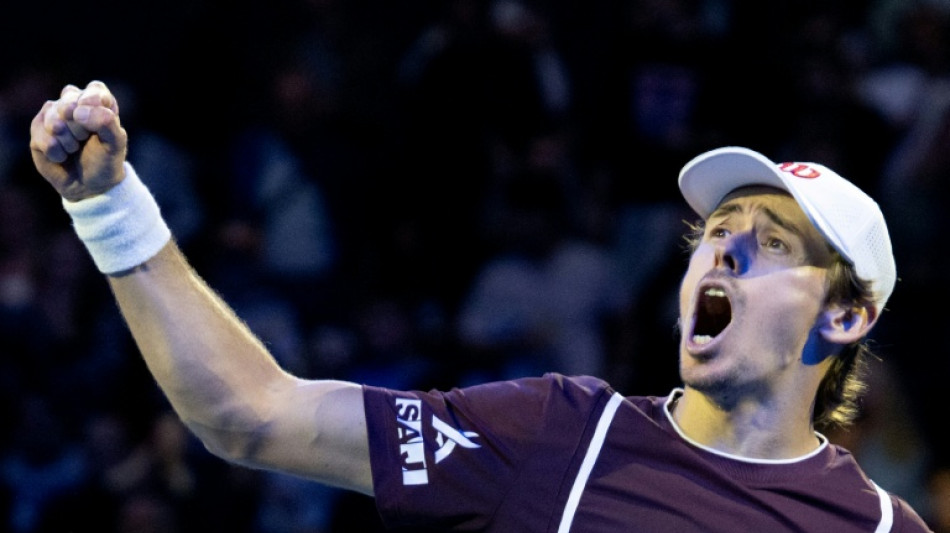  De Minaur upsets Zverev and will face Alacaraz in Vienna final 