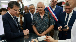 Manuel Valls lance la campagne de vaccination contre le chikungunya à La Réunion