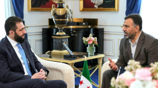 El presidente sirio conoce en Par&iacute;s al fot&oacute;grafo militar que document&oacute; la tortura bajo Al Asad