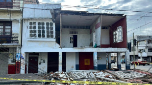 Veinte heridos y edificios destruidos por un sismo en Ecuador