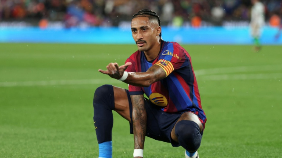  Espagne: le Bar&ccedil;a danse sous la pluie et fait cavalier seul 