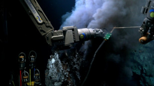 Cient&iacute;ficos descubren un campo de chimeneas t&eacute;rmicas en aguas de Islas Gal&aacute;pagos 