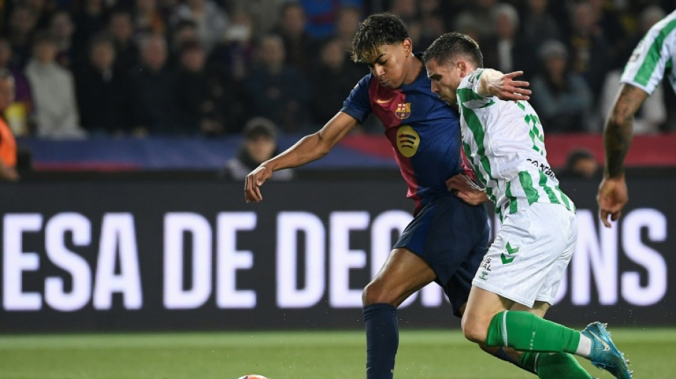 Bar&ccedil;a euf&oacute;rico e Real Madrid ferido voltam suas aten&ccedil;&otilde;es para LaLiga