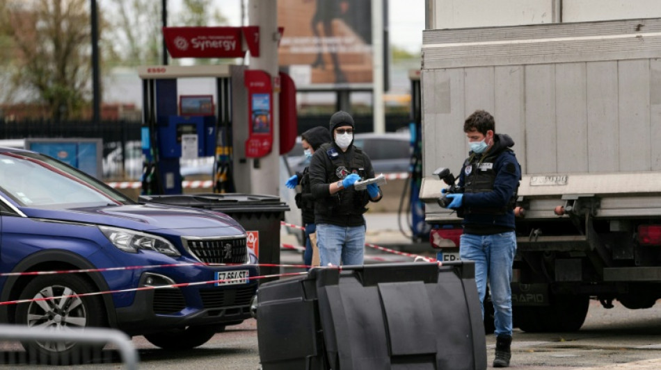  Ataque 'terrorista' e supostamente 'racista' deixa um morto perto de Paris 