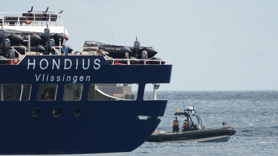  Evacuazione conclusa, la nave Hondius salpata per i Paesi Bassi 