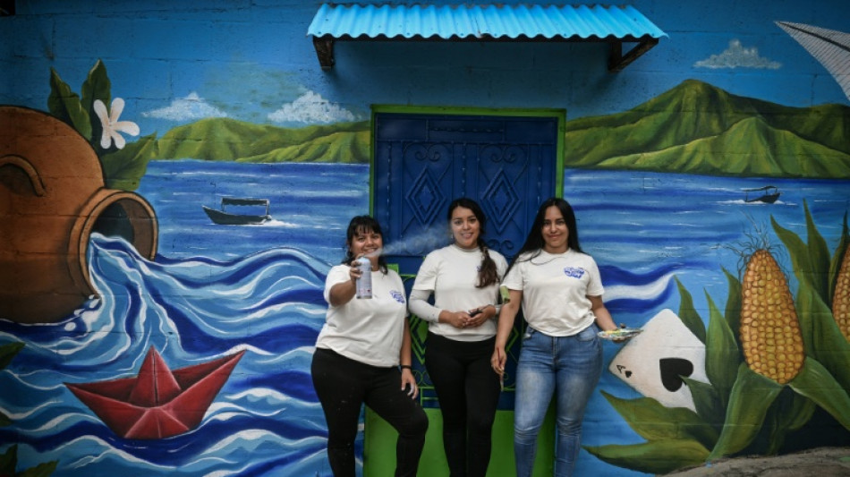 Salvadorenhas usam arte para apagar marcas de terror das quadrilhas 