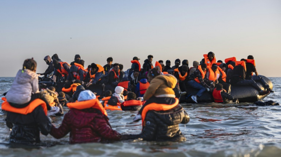 Traversées de la Manche: sur la plage, la foule des élus et des déçus