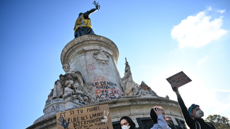  Paris police in new battles with protesters and looters 