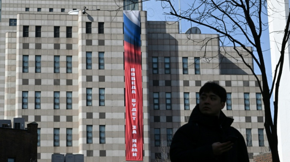  Vor Jahrestag des Ukraine-Kriegs: Siegesbanner an russischer Botschaft in S&uuml;dkorea 