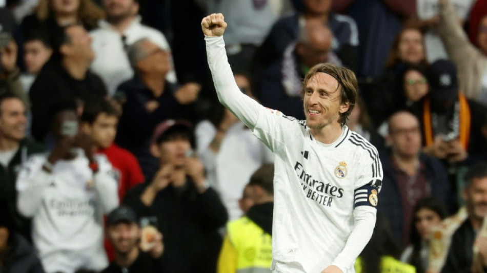 Com gols de Modric e Vini, Real Madrid vence Girona e n&atilde;o deixa l&iacute;der Bar&ccedil;a escapar