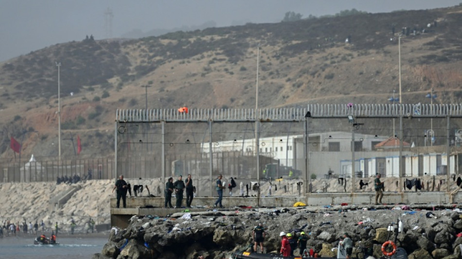  Cientos de menores duermen a la intemperie en Ceuta debido a la crisis migratoria 