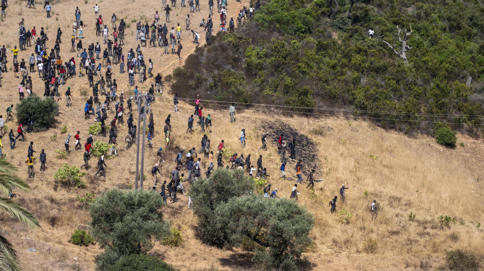  Marocco, 300 migranti fermati mentre tentavano di raggiungere Ceuta 