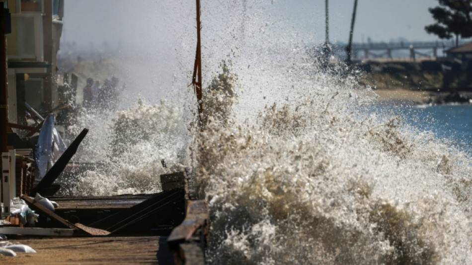  De puissantes vagues font des d&eacute;g&acirc;ts en Californie, avant l'arriv&eacute;e d'une temp&ecirc;te 