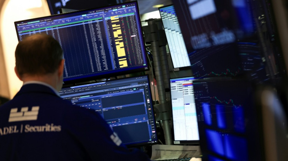 Wall Street sur la retenue avant de nouveaux r&eacute;sultats 
