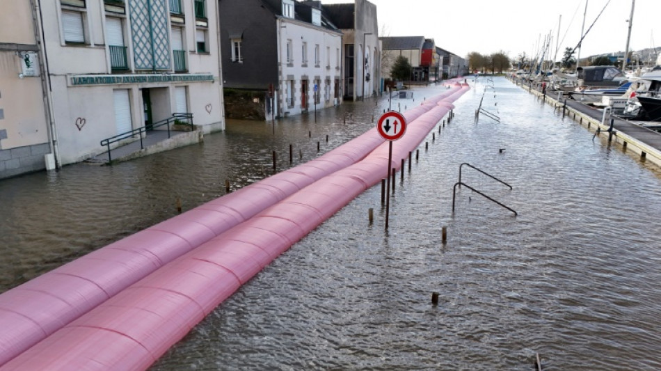 Inondations dans l'Ouest: l'eau monte moins que pr&eacute;vu, trois d&eacute;partements en vigilance rouge