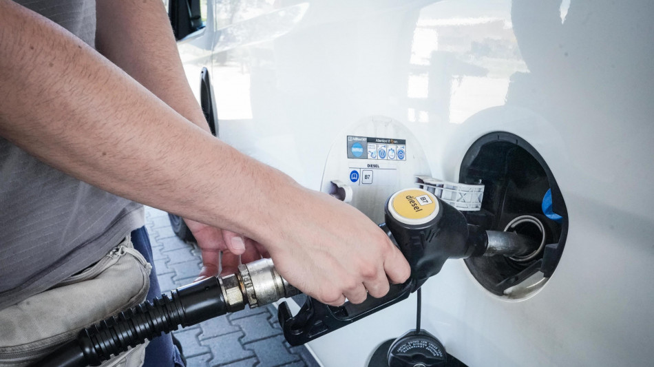 Carburanti in rialzo, gasolio sui massimi a 2,081 euro il servito autostrada