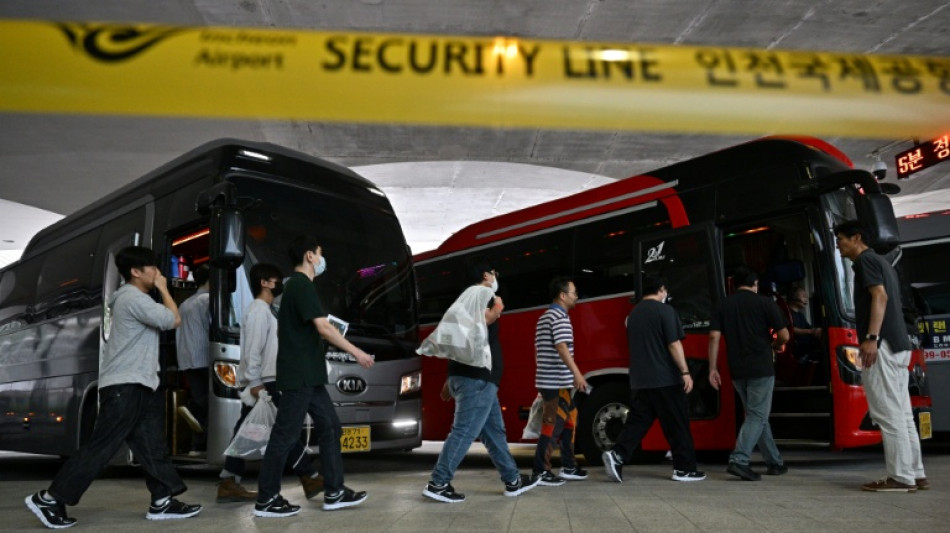 S. Koreans greeted with applause at home after US detention