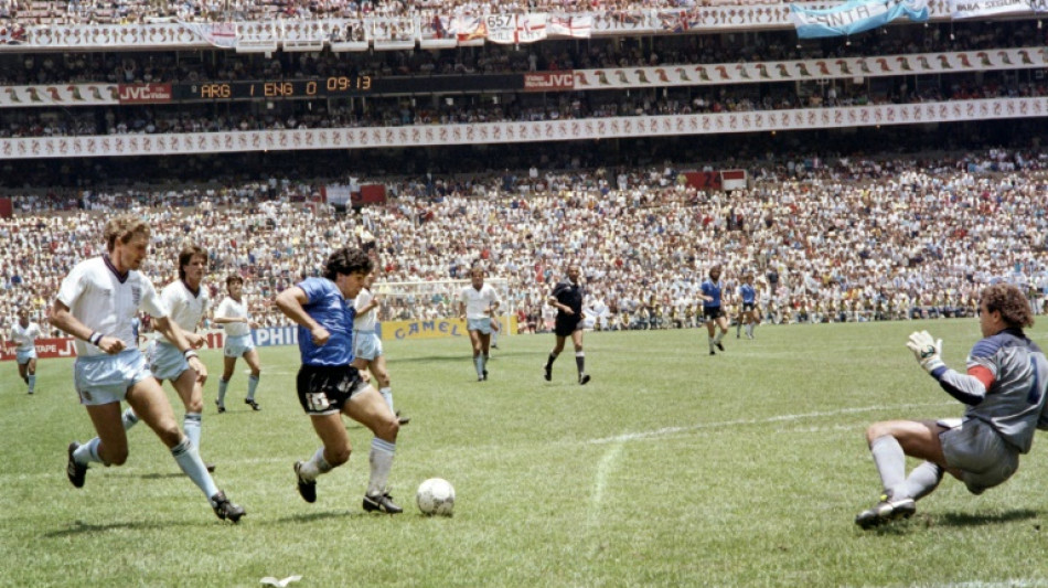 Maradona: le ballon touch&eacute; par la "main de Dieu" aux ench&egrave;res