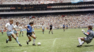 Maradona: le ballon touch&eacute; par la "main de Dieu" aux ench&egrave;res