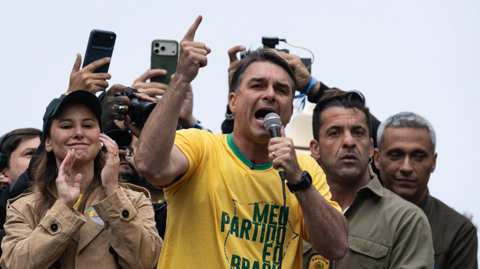  Flavio Bolsonaro torna sul luogo dove il padre fu pugnalato nel 2018 