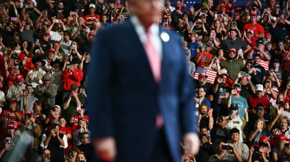  Democratas otimistas e Trump desafiador a uma semana das elei&ccedil;&otilde;es de meio de mandato 