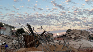Cuatro muertos y decenas de obreros atrapados por el derrumbe de un edificio en Sud&aacute;frica