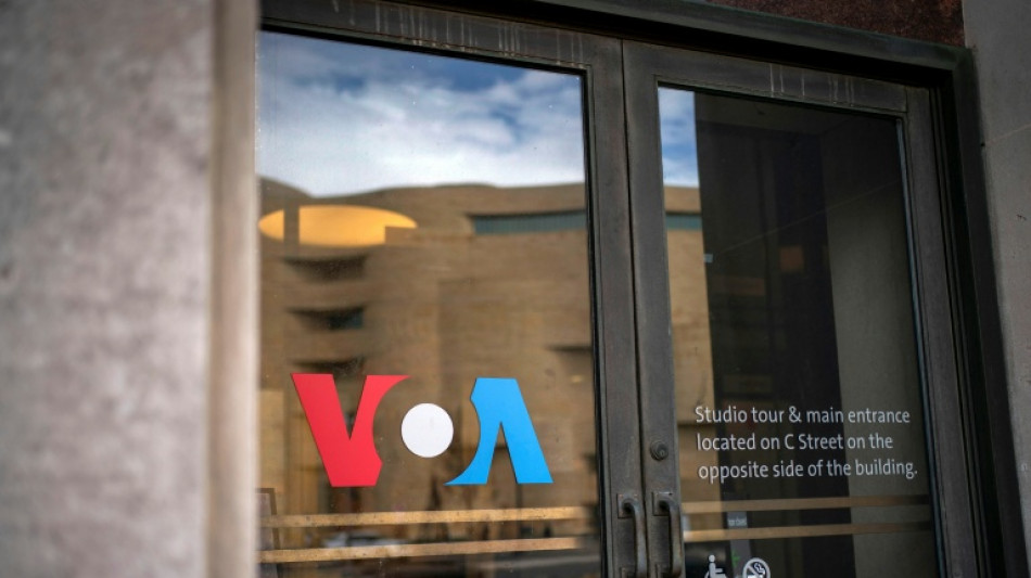 Un juez de EEUU detiene temporalmente el despido masivo de empleados de Voice of America