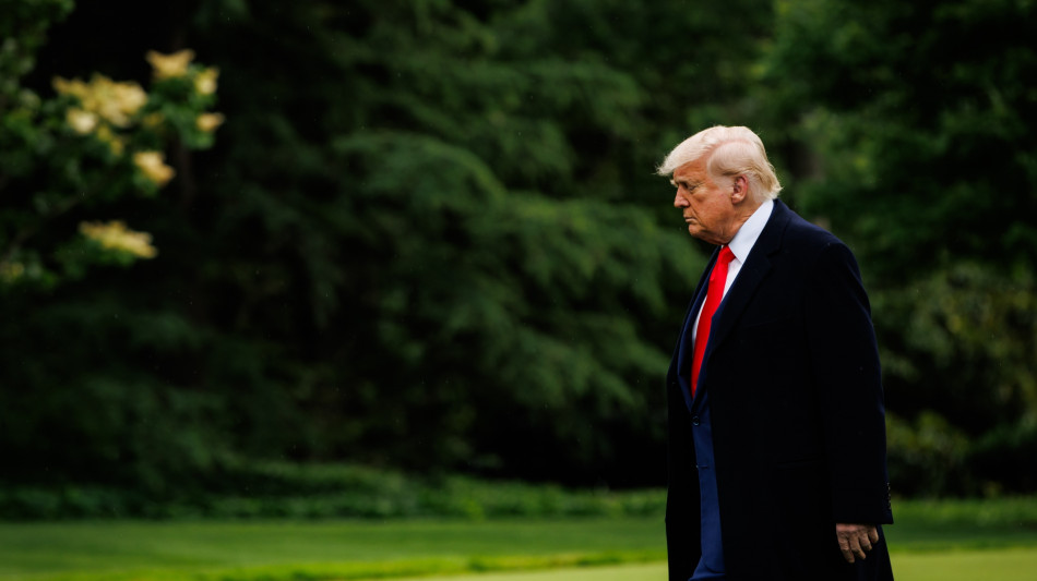 Trump minaccia dazi al 50% all'Ue. Piazza Affari -2%