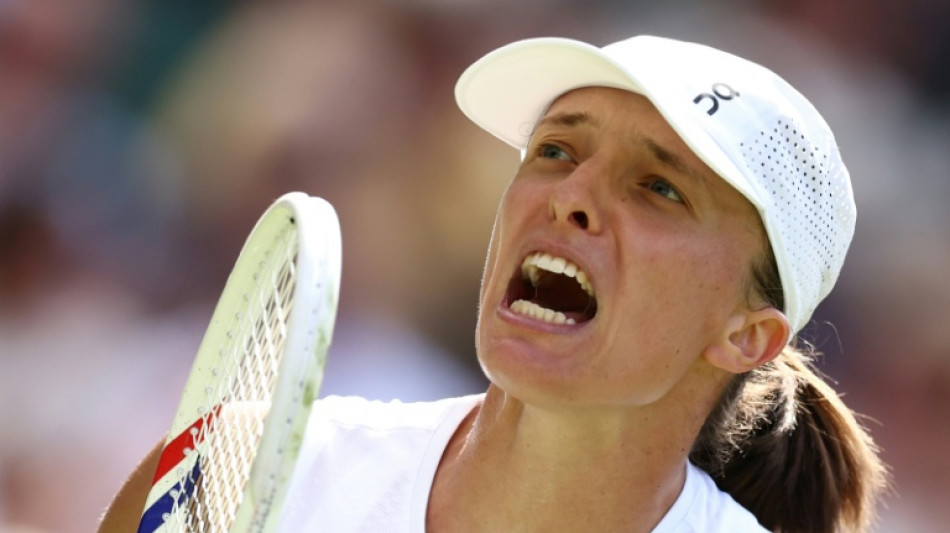  Iga Swiatek inicia defesa de t&iacute;tulo de Wimbledon com vit&oacute;ria dif&iacute;cil 