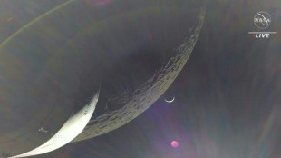 Apr&egrave;s un survol tr&egrave;s proche de la Lune, la capsule Orion entame son retour vers la Terre