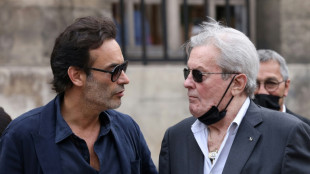 Alain Delon, "extr&ecirc;mement choqu&eacute; du d&eacute;ballage m&eacute;diatique", va d&eacute;poser plainte contre son fils Anthony