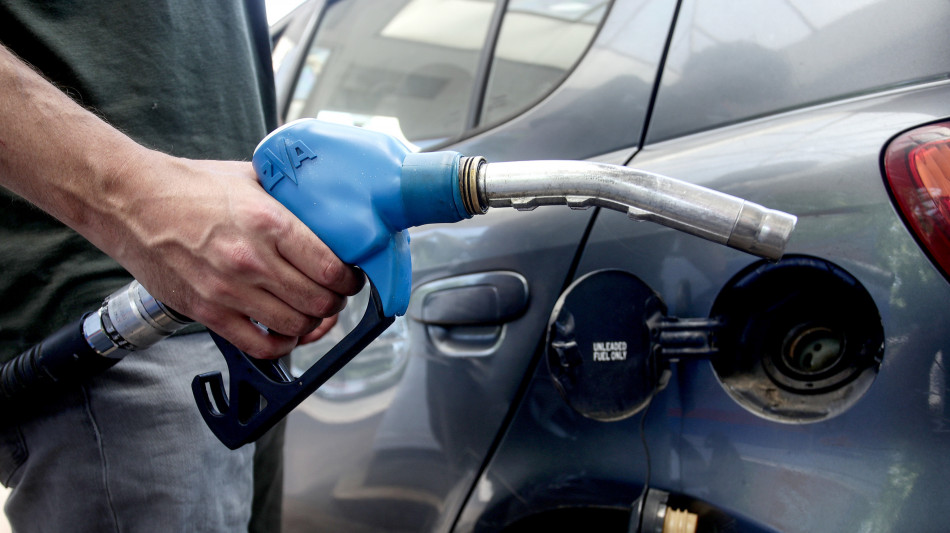  Ancora ribassi per i carburanti, benzina al self a 1,837 euro 