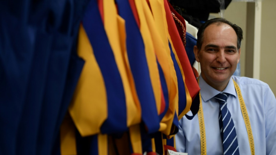 Au Vatican, le tailleur des gardes suisses compose la "mosa&iuml;que" des uniformes
