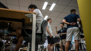 Fortes chaleurs: les employ&eacute;s de la mairie de Tokyo tombent le pantalon